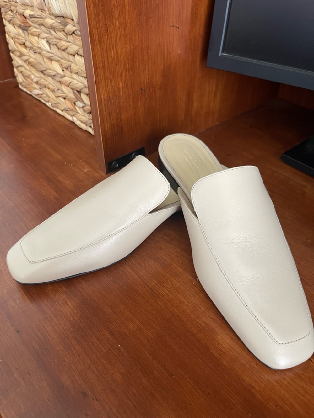 Ladies’ Banana Republic Cream Leather Slip-On Mules